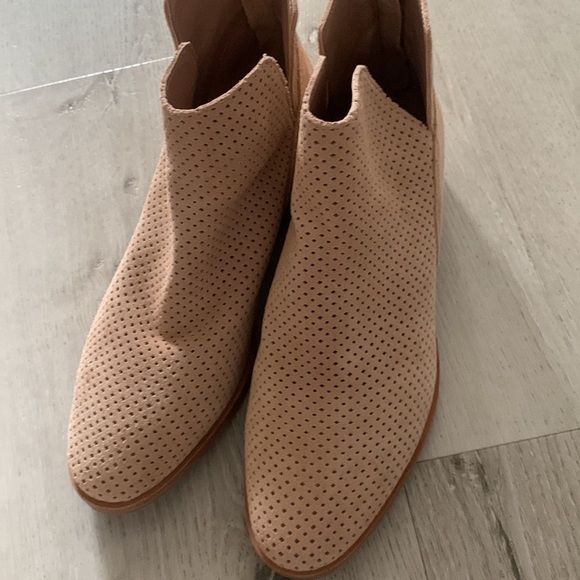 Dolce Vita laser cut booties back zipper size 8.5 camel tan suede leather - Picture 6 of 12